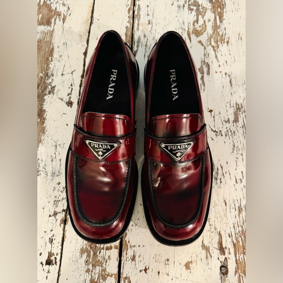 Men’s PRADA Loafers
- Prada
- Men’s 41
- Cordovan color
- Solid Leather - Picture 2 of 5